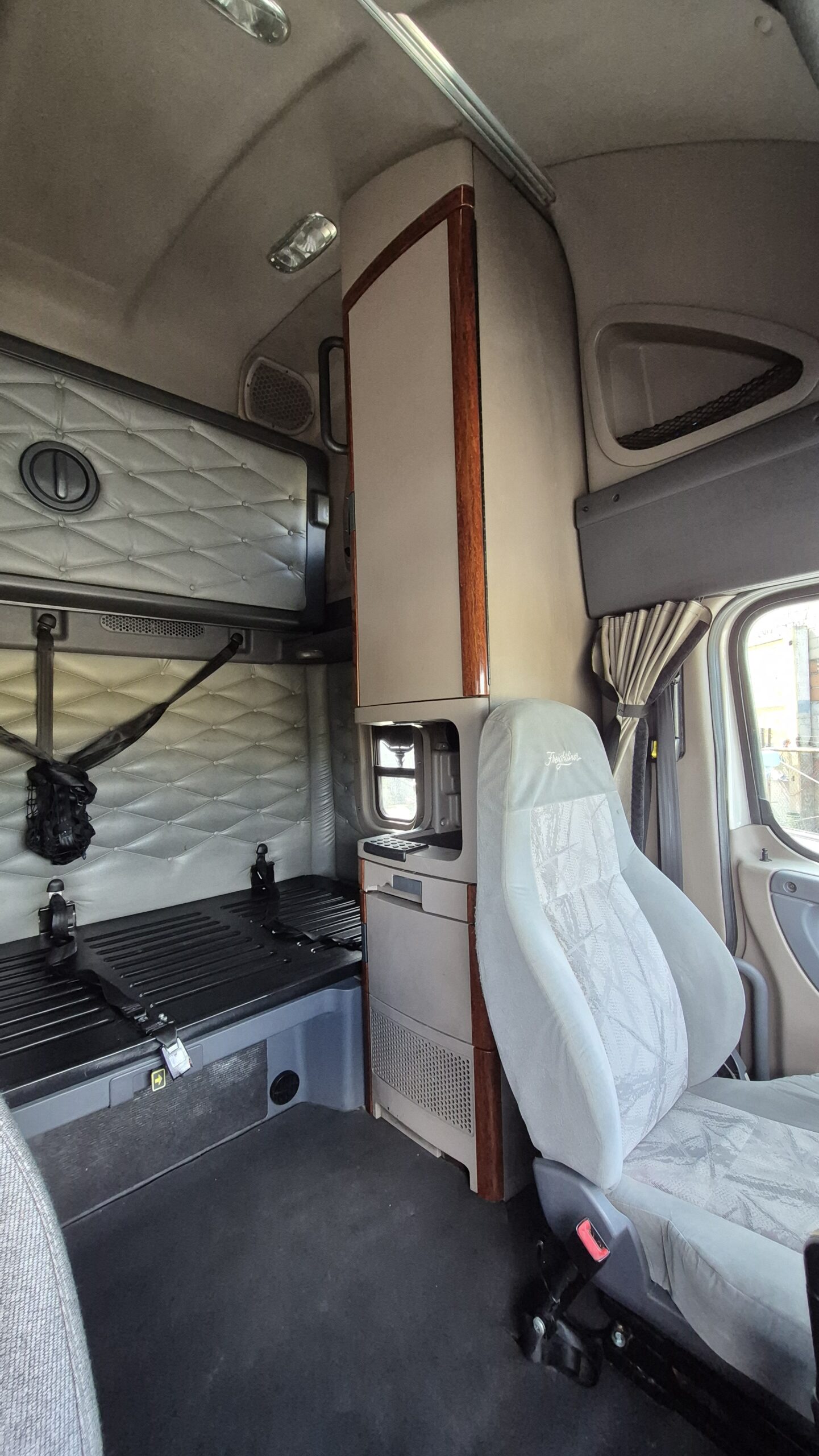 
								Cascadia Freightliner Cummins 2015 full									