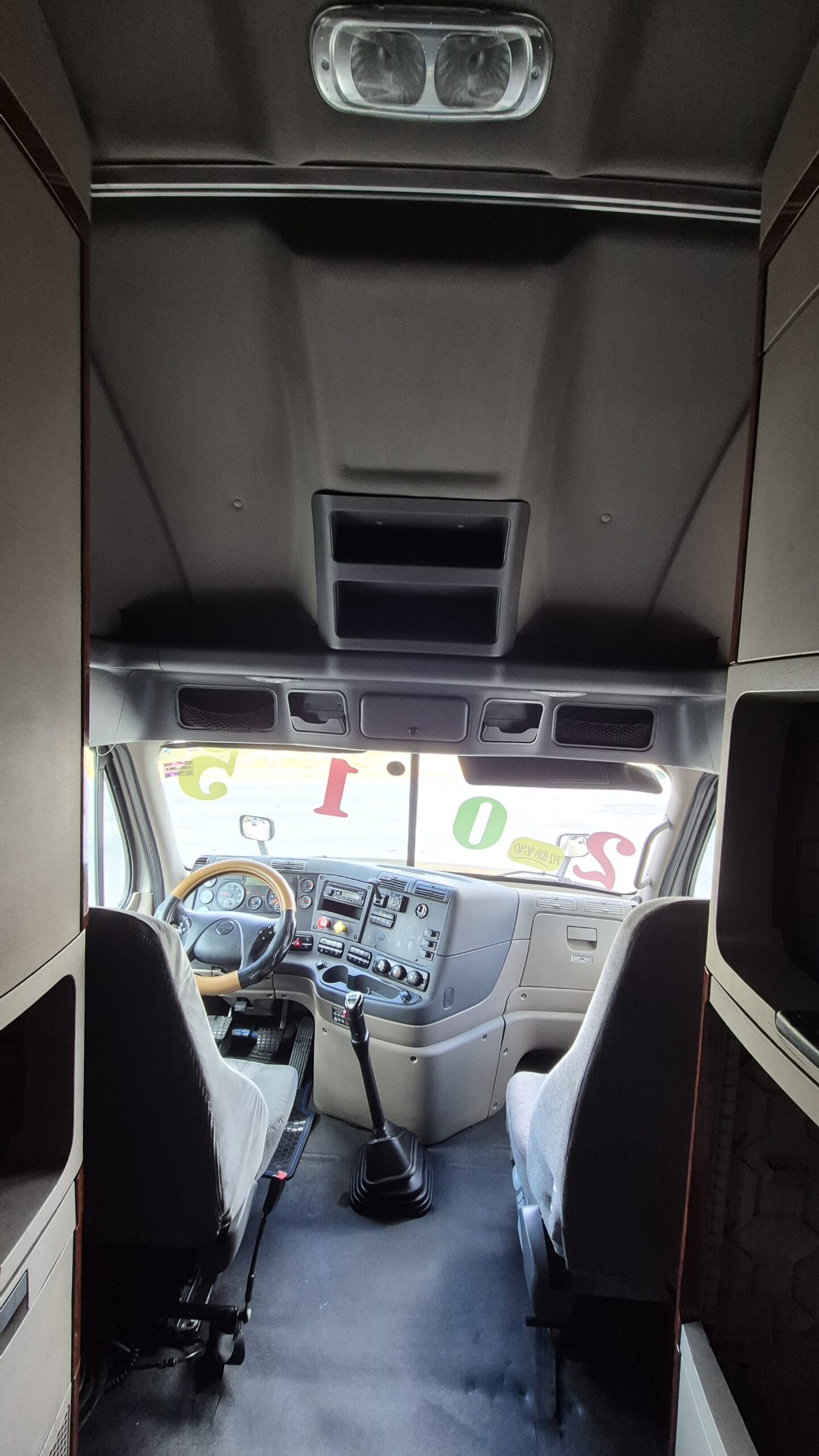 
								Cascadia Freightliner Cummins 2015 full									