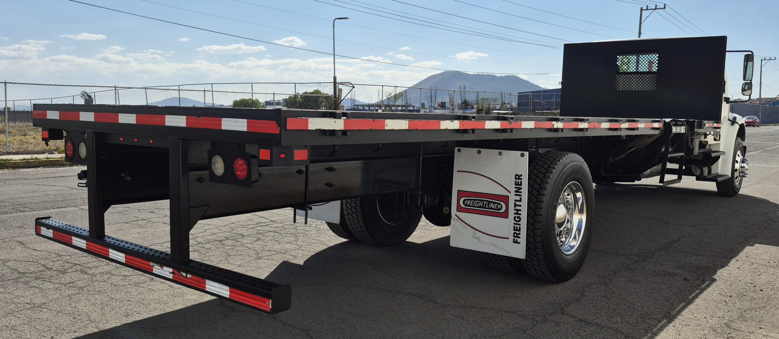 
								2018 Freightliner M2 Rabon con Plataforma full									