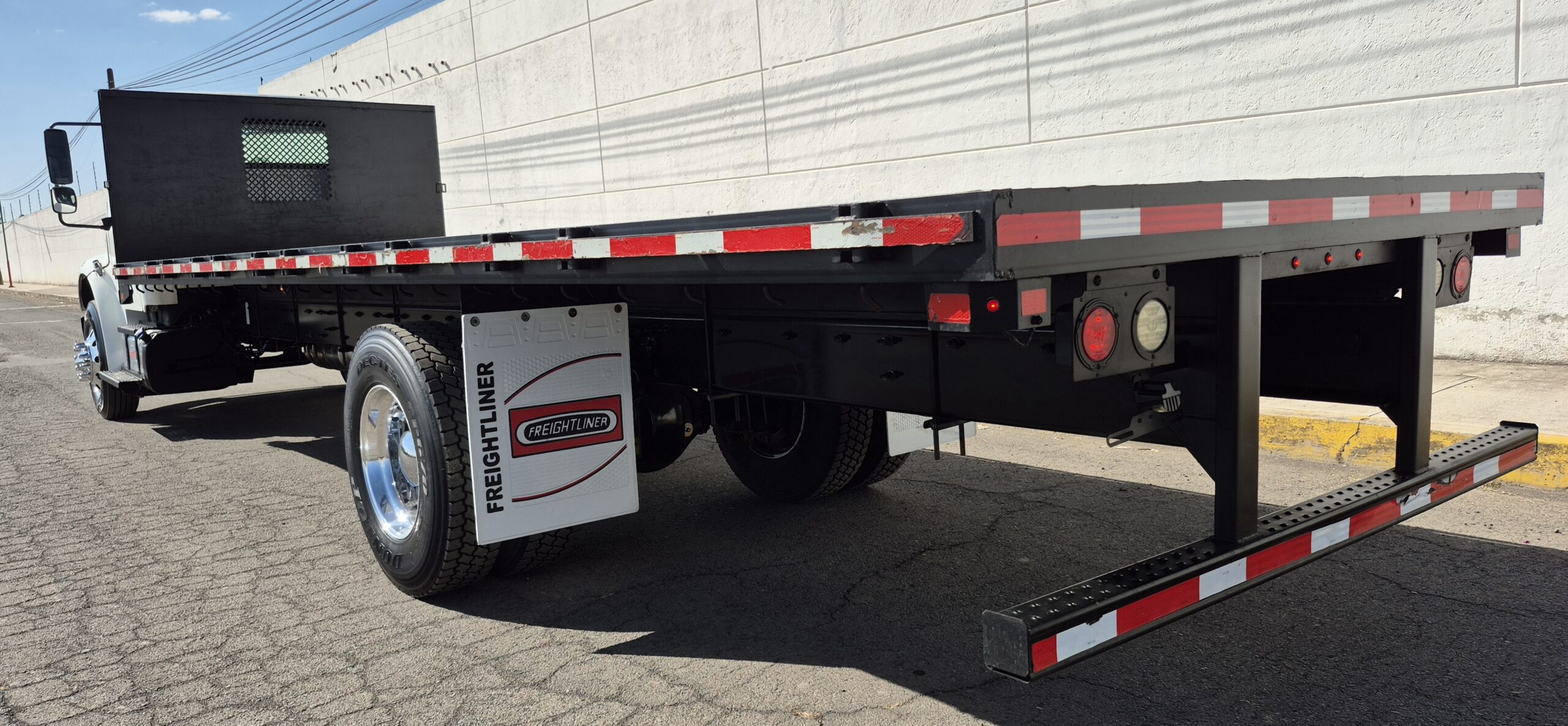 
								2018 Freightliner M2 Rabon con Plataforma full									