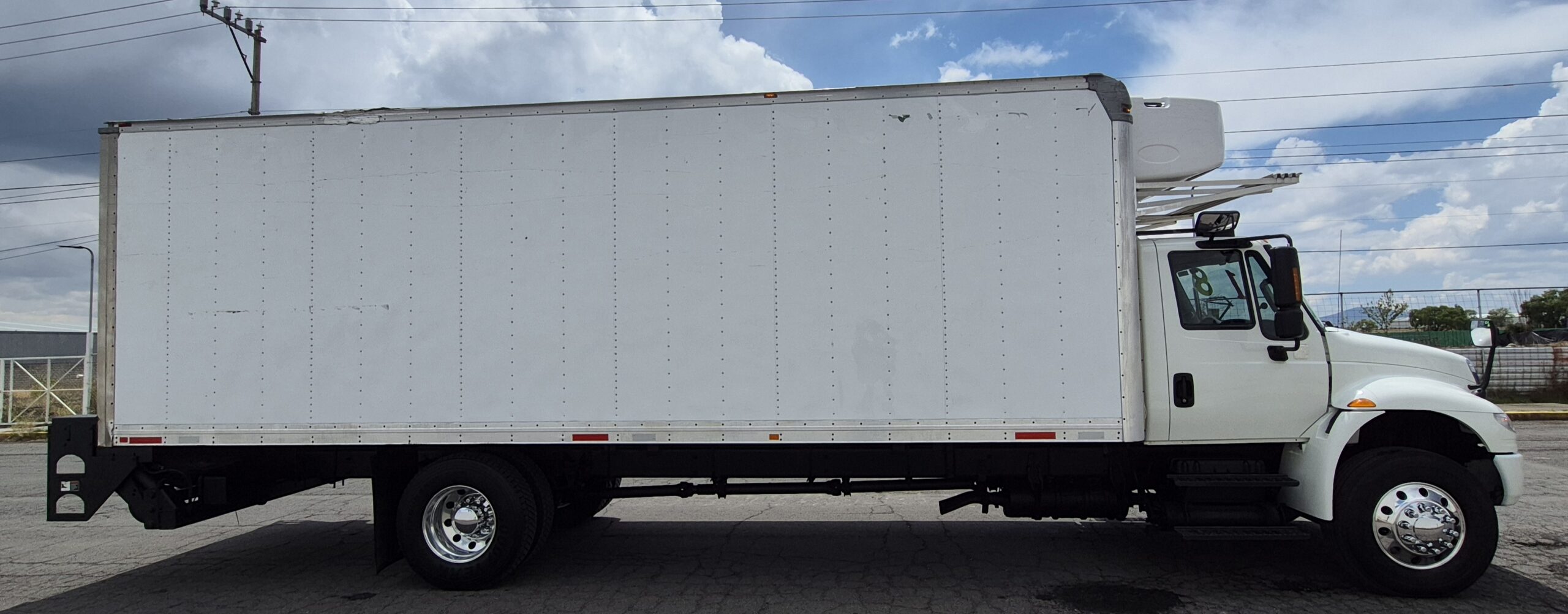 
								2018 International Durastar 4300 full									