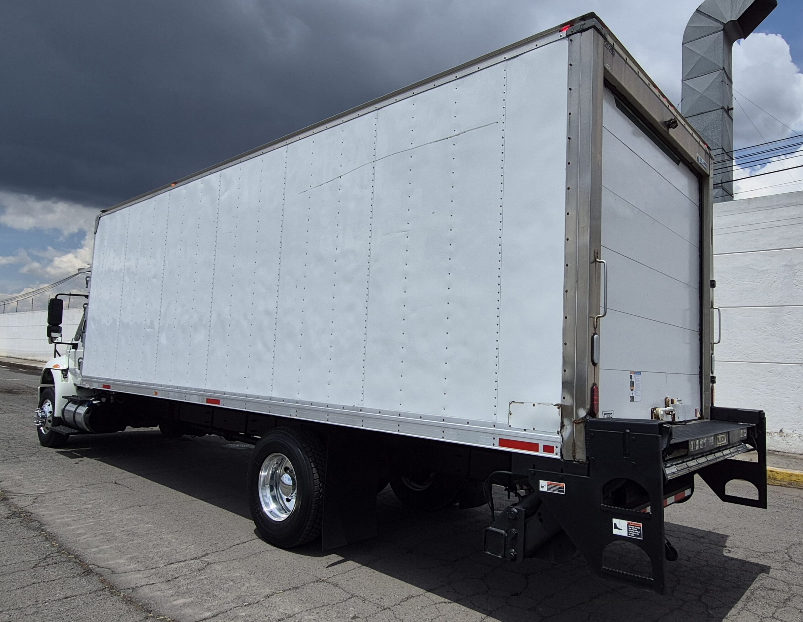 
								2018 International Durastar 4300 full									