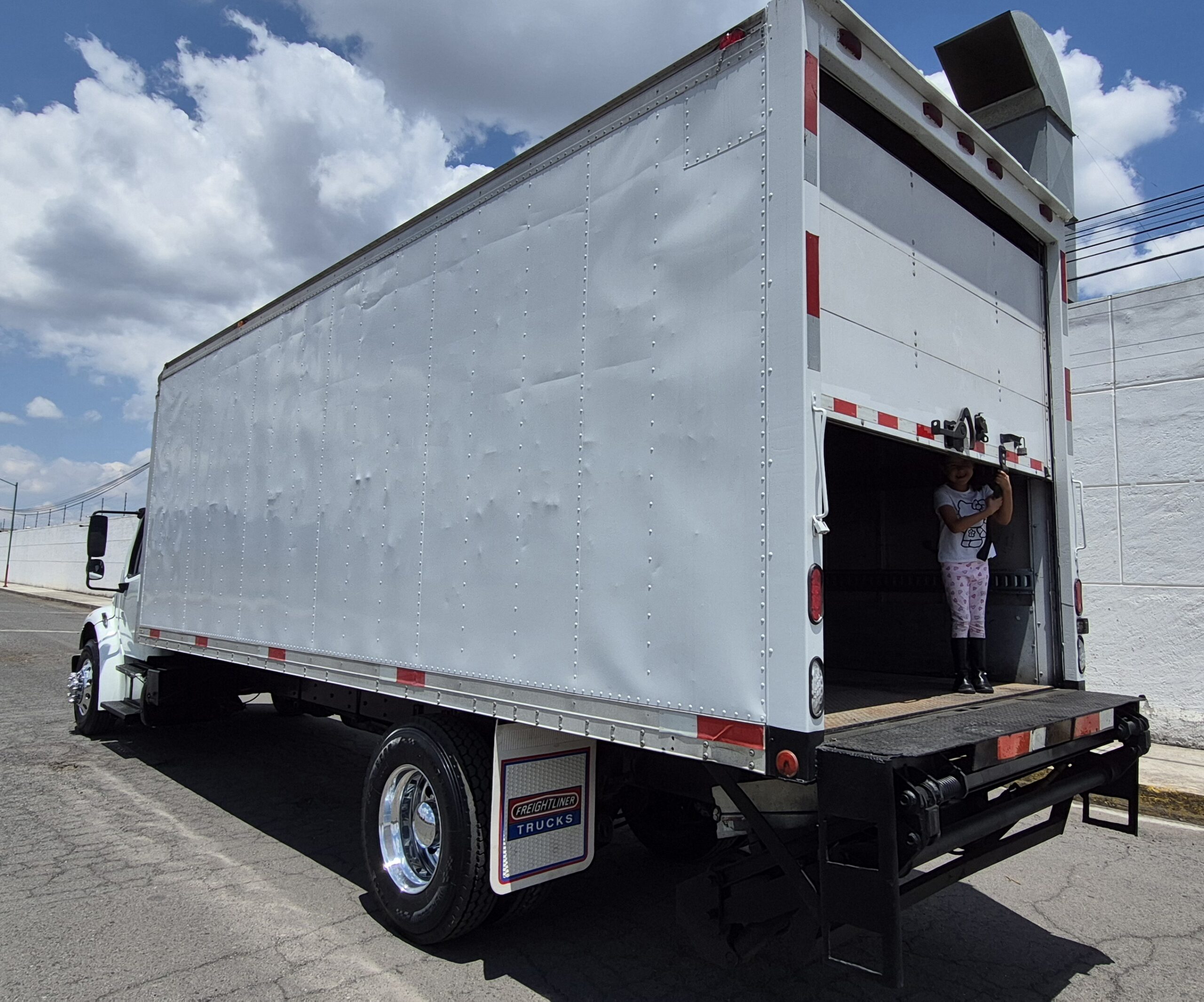 
								2013 Freightliner M2 Rabon Caja Seca full									