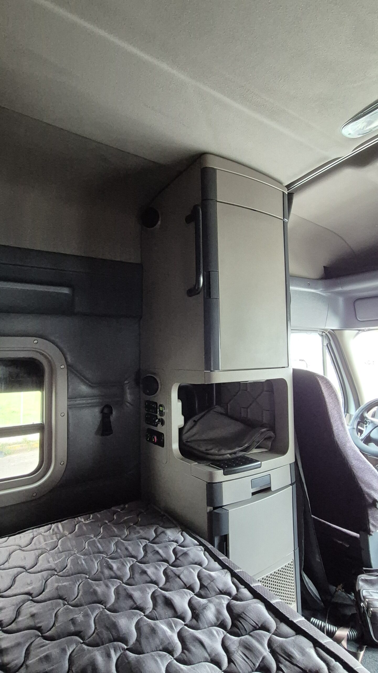 
								2012 Freightliner Cascadia full									